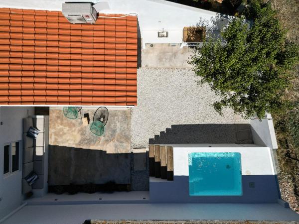 Na foto é possível ver o objeto Casa Paraíso localizado na cidade de Ermidas.