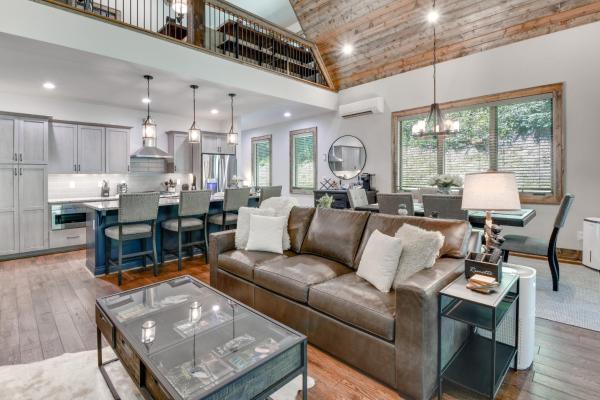 Na foto é possível ver o objeto Home 6 Mi to Ski Sapphire Valley Bring Your Pups! localizado na cidade de Glenville.