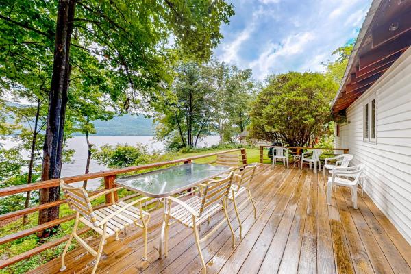 A la foto es mostra l'objecte Pine Knoll on Lake George situat a la ciutat de Hague.