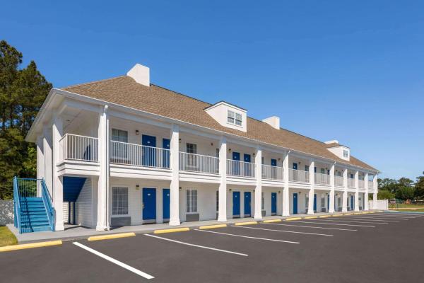 A la foto es mostra l'objecte Baymont by Wyndham Brunswick GA situat a la ciutat de Brunswick.