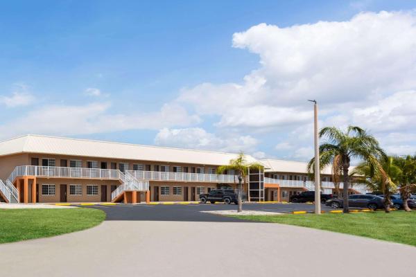 Auf dem Foto ist das Objekt Travelodge Suites by Wyndham Lake Okeechobee in der Stadt Okeechobee zu sehen.