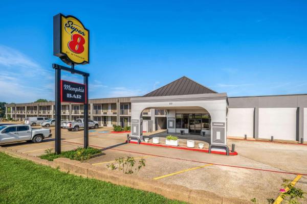 写真にはロングビュー市にあるSuper 8 by Wyndham Longview/Northが写っています。