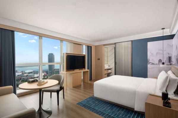 Номер Делюкс с кроватью размера «king-size» — 42 m² - Microtel by Wyndham Qingdao Huangdao