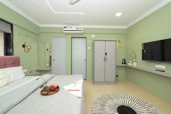 写真にはプネ市にあるHotel Miraya Inn - A Boutique Stayが写っています。
