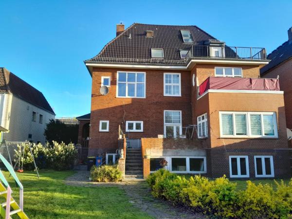 Auf dem Foto ist das Objekt WG-Zimmer in Villendachgeschoß nahe am Bahnhof in der Stadt Heide zu sehen.