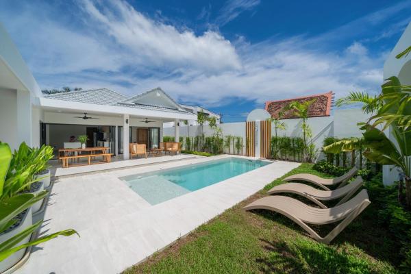 A la foto es mostra l'objecte Brand New 4BR Balinese Style Pool Villa Kaia just 5 min drive from NaiHarn Beach situat a la ciutat de Rawai Beach.