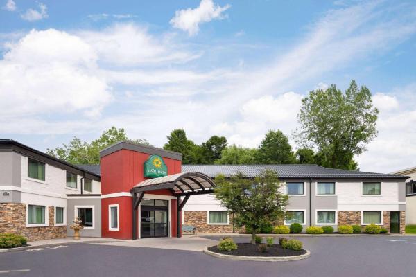 A la foto es mostra l'objecte La Quinta Inn by Wyndham Buffalo Airport situat a la ciutat de Lancaster.