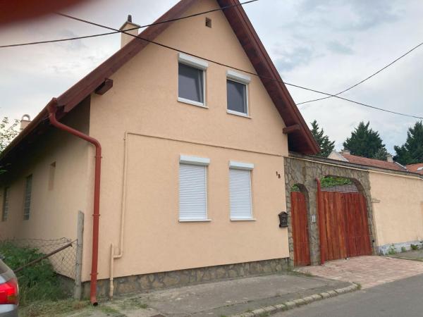 Auf dem Foto ist das Objekt House with parking possibility in der Stadt Budakalász zu sehen.