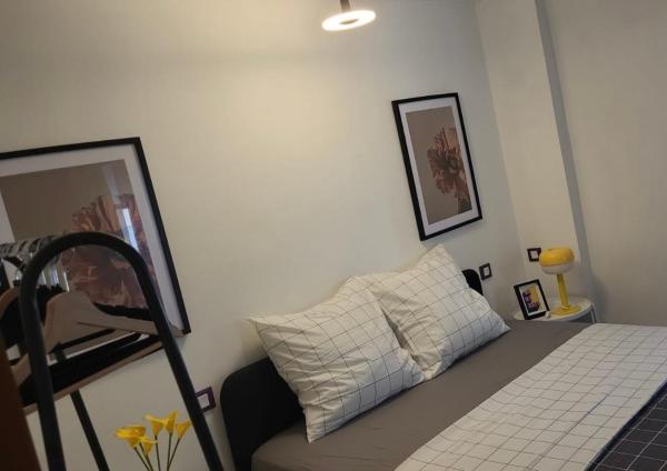 På bildet vises objektet Spacious town house with balcony som ligger i byen Aumes.