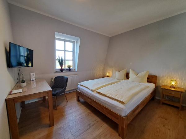 Nella foto è visibile l'oggetto Hotel zum Hirsch situato nella città di Lucka.