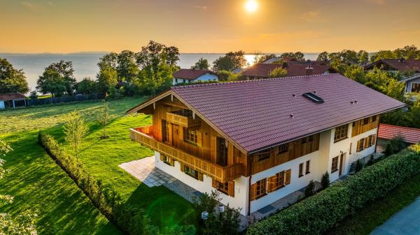 På bildet vises objektet Graf Chiemo Suites - direkt am Chiemsee mit separatem Seezugang som ligger i byen Chieming.