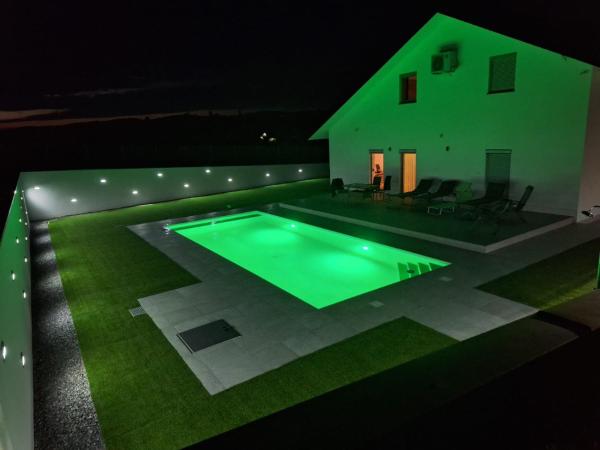 Op de foto is het object Vila Pascha te zien, gelegen in de stad Izačić.