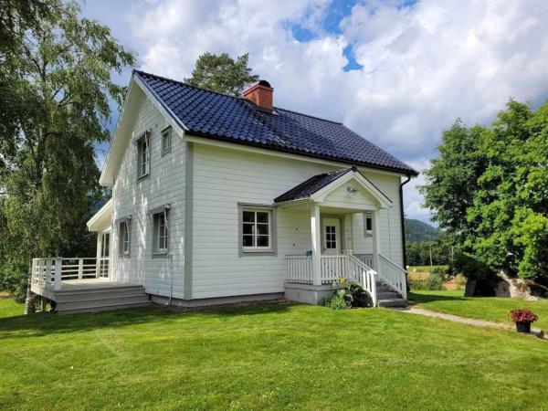 På bilden syns objektet Högåsen ett bekvämt sjönära boende i Torsby som ligger i staden Mårbacken.