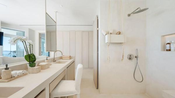 A la foto es mostra l'objecte Waterfront beach paradise apartment situat a la ciutat de Torrequebrada.