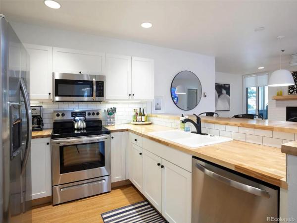 Фотография 3: Pool & Hot Tub, Easy Walk to Slopes, Ski Season Shuttle, Luxury for Families