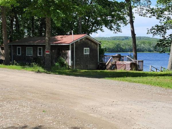 Na fotografii je vidět objekt Picturesque lake-front cottage close to amenities nacházející se ve městě Coburn.