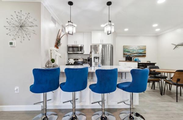 Na zdjęciu widoczny jest obiekt Seaside Serenity: 1BR Waterfront Penthouse Maderia położony w mieście St Pete Beach.