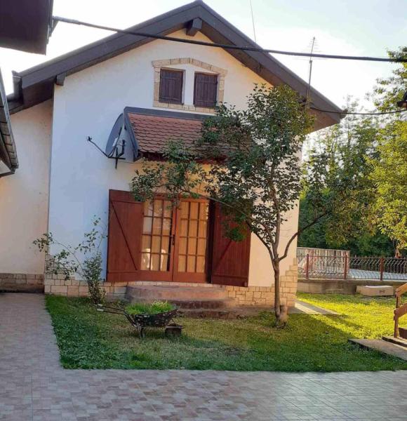 The photo shows the Kuća Perućac located in the city of Perućac.