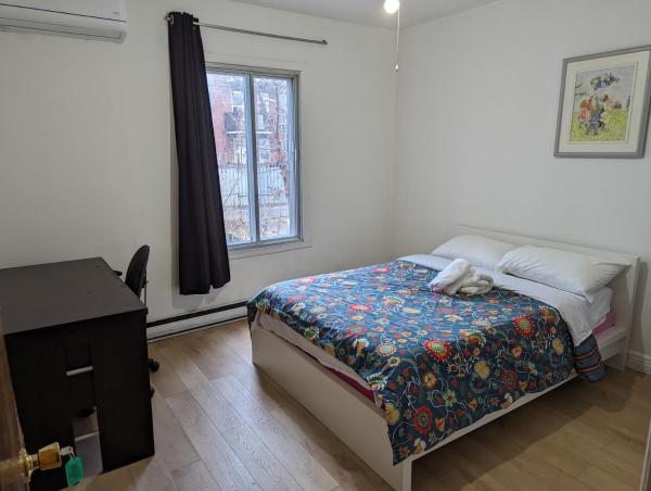Harmony room near Metro Monk station with Self Check-in, Montreal