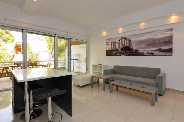 På billedet ses objektet Athenian Riviera Varkiza next to the beach beliggende i byen Vári.