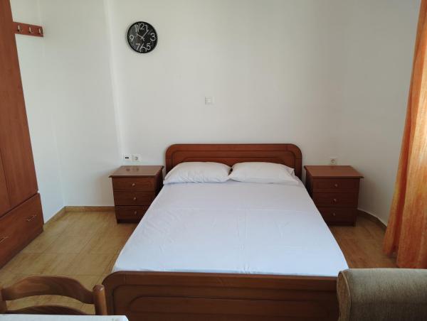 Na zdjęciu widoczny jest obiekt Dora and Sandy apartments położony w mieście Oikonomiánika.