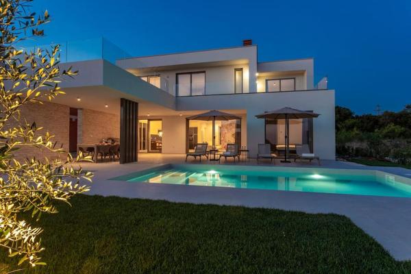 På bildet vises objektet Design Villa Emily White near Rovinj som ligger i byen Bale.