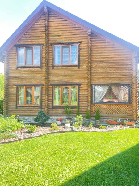 照片显示了位于Yasinya市的Cottage in Yasinya物件。