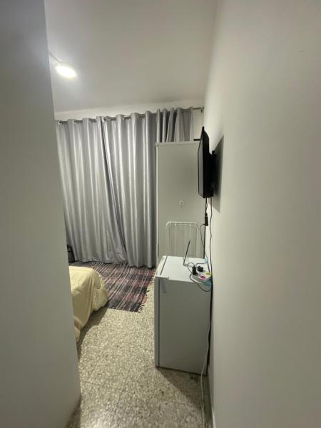 Na fotografii je vidět objekt Hostel 08 For men only nacházející se ve městě Abú Zabí.