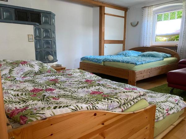 Auf dem Foto ist das Objekt Ferienzimmer Oelhaf Zimmer mit Couch Self Check-In mit Key-Tresore in der Stadt Wilhelmsdorf zu sehen.