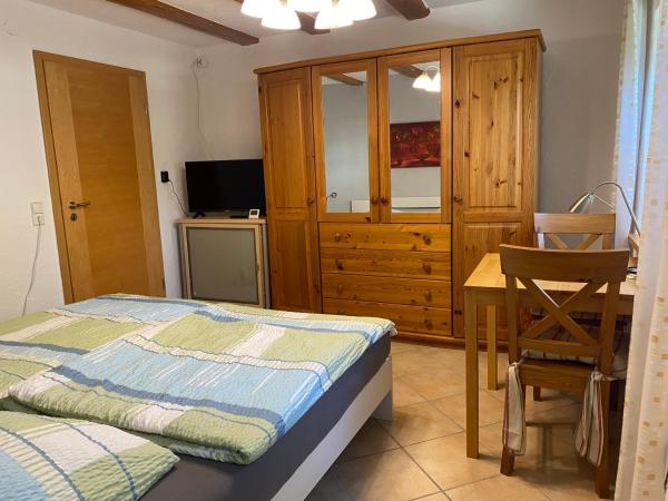 Auf dem Foto ist das Objekt Ferienzimmer Oelhaf Zimmer in Grau Self Check-In mit Key Tresore in der Stadt Wilhelmsdorf zu sehen.