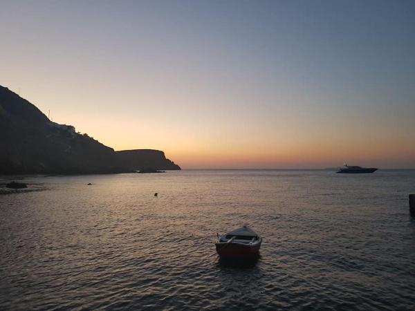 A la foto es mostra l'objecte Deep Blue situat a la ciutat de Anafi.