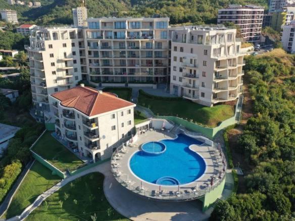 A la foto es mostra l'objecte Апартаменты в комлексе Belvedere Residence Бечичи situat a la ciutat de Bečići.