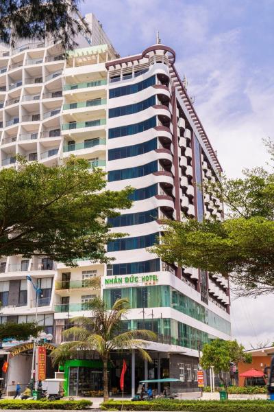 A la foto es mostra l'objecte Khách Sạn Nhân Đức - Sầm Sơn situat a la ciutat de Sầm Sơn.
