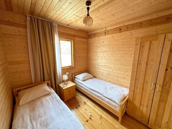 En la foto se muestra el objeto LogInn Cabin 3 Cozy Wooden Cottage in Mestia ubicado en la ciudad de Mestia.