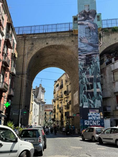 A la foto es mostra l'objecte Casa Ferrara Sanità situat a la ciutat de Nàpols.