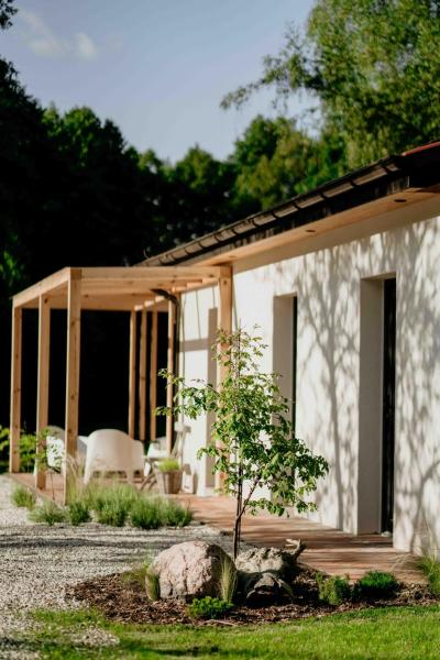 Op de foto is het object Balia i Las Domek nad jeziorem MoreLife House te zien, gelegen in de stad Trzebin.