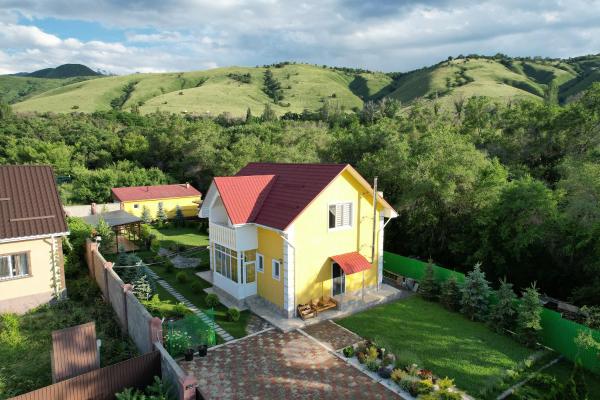 A la foto es mostra l'objecte Bali Dacha Almaty situat a la ciutat de Taldybulak.