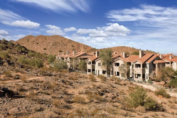 A la foto es mostra l'objecte Enjoy the beautiful setting with your family in this 2BD condo with resort amenities situat a la ciutat de Phoenix.
