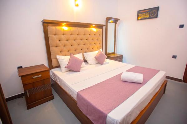 Auf dem Foto ist das Objekt 2BR Family Getaway Hikkaduwa- Sleep 6 - Surfing- Bikes and airport drop-off in der Stadt Mawadawila zu sehen.