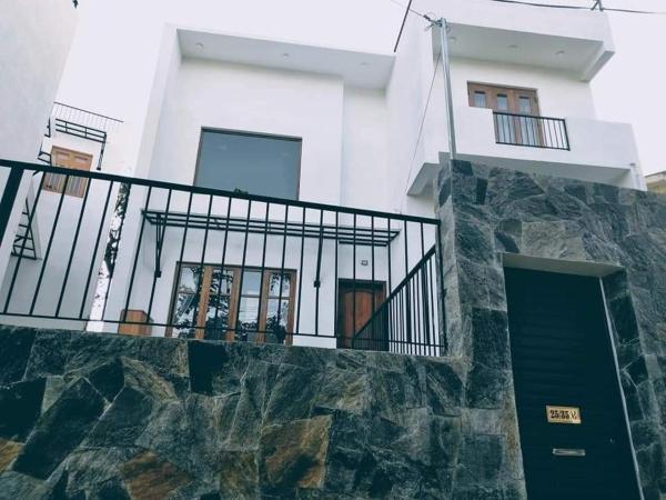 The photo shows the Kandy Hill Residence located in the city of Kandy.