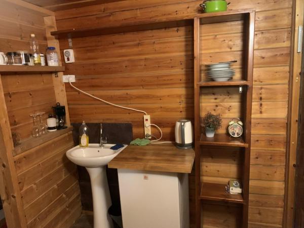 A la foto es mostra l'objecte בקתה מעץ בחווה farm B''H situat a la ciutat de Alsira.