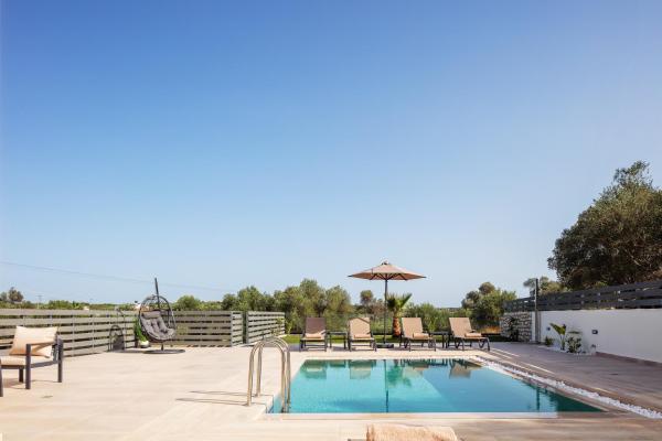 På billedet ses objektet Garde Villa, with Private Pool, BBQ & Playground, By ThinkVilla beliggende i byen Roumelí.
