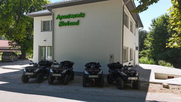 La photo montre l'objet Apartments Bioland situé dans la ville de Kulen Vakuf.