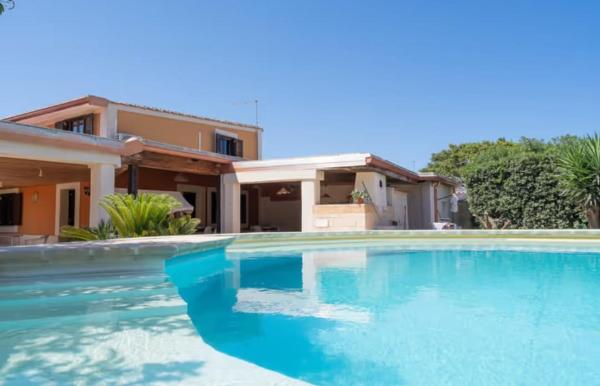 På billedet ses objektet Villa con piscina al mare beliggende i byen Ognina.