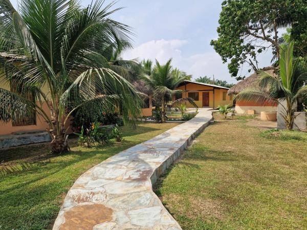 På bildet vises objektet Uzoma's Lodge som ligger i byen Butre.