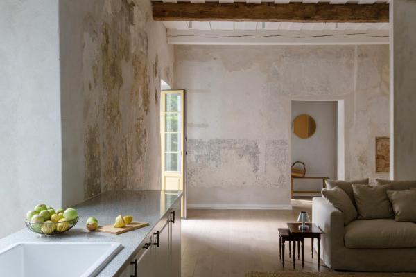 A la foto es mostra l'objecte Aštriosios Kirsnos dvaras situat a la ciutat de Kalvarija.