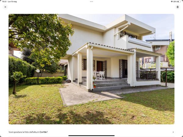 A la foto es mostra l'objecte Magnifica villa a Fregene situat a la ciutat de Fregene.