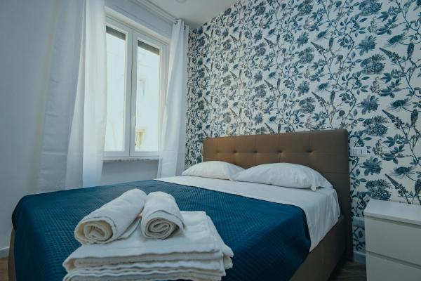 Otis Rooms, Naples
