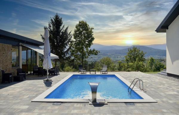 The photo shows the Holiday Home Silenzio located in the city of Pritoka.