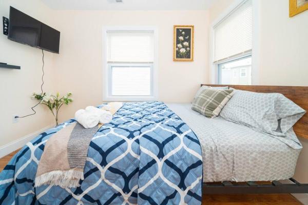 Tranquil 3br Boston Apt W Balcony, Parking, Bathtub Near Franklin Park Zoo 303 - Cambridge, MA